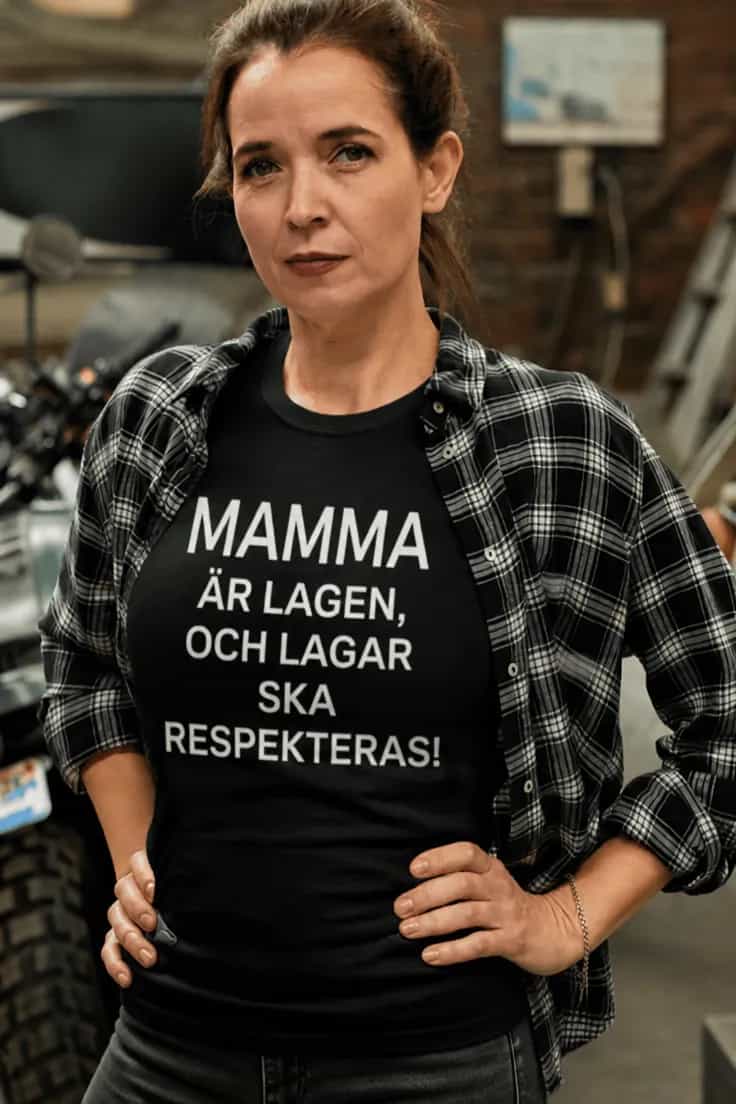 Rolig t-shirt Mamma är lagen – MAMMA ÄR LAGEN,
