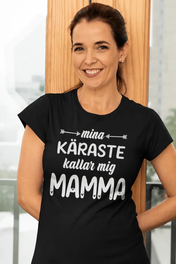 Rolig t-shirt Mina käraste kallar mig mamma