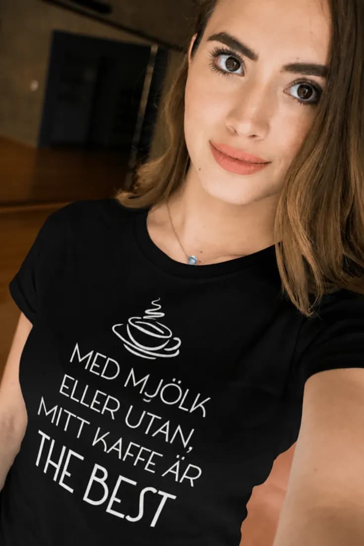 Rolig t-shirt Mitt kaffe är bäst – MED MJÖLK