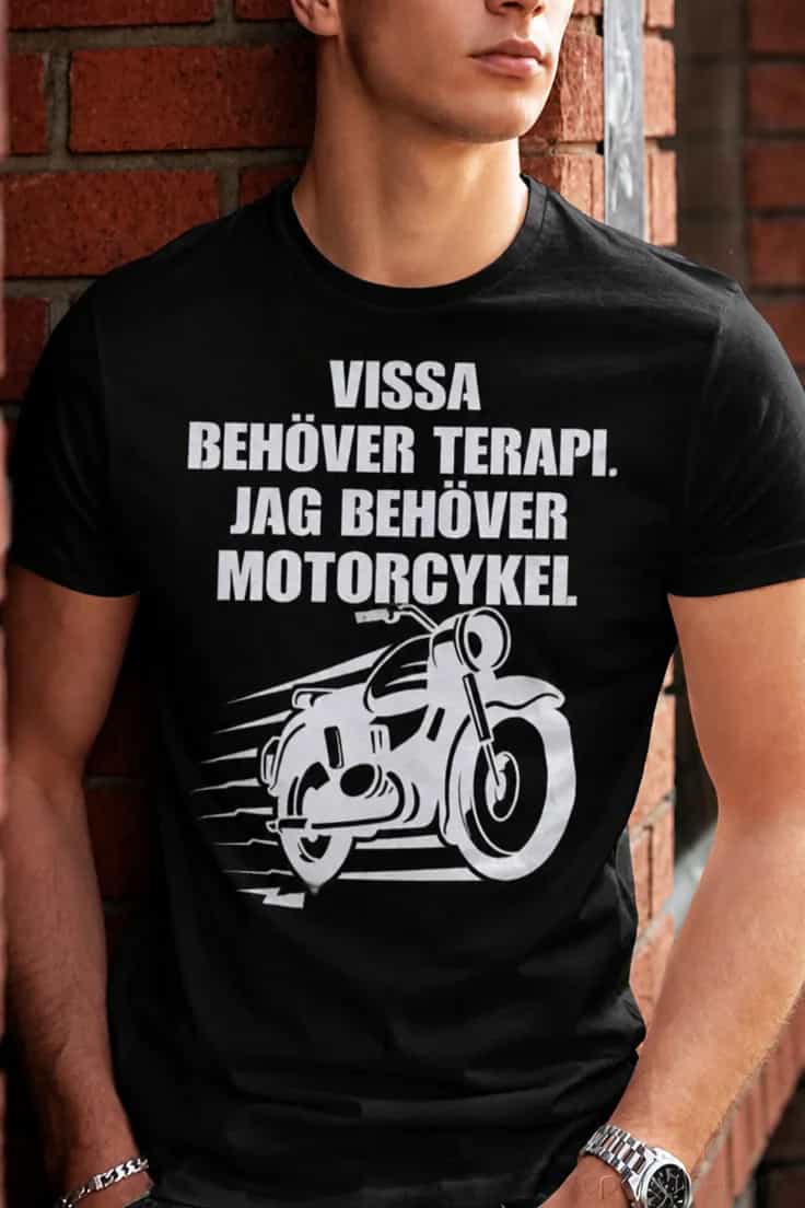 Rolig t-shirt Motorcykelterapi – VISSA BEHÖVER TERAPI.