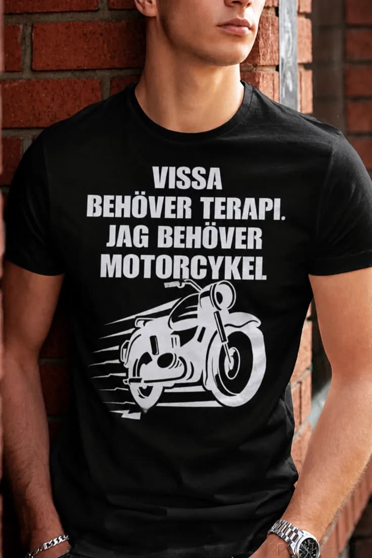Rolig t-shirt Motorcykelterapi – VISSA BEHÖVER TERAPI.