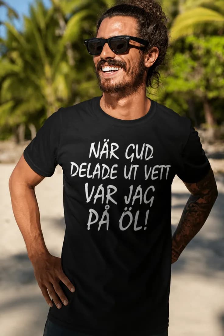 Rolig t-shirt När Gud delade vett – På öl!