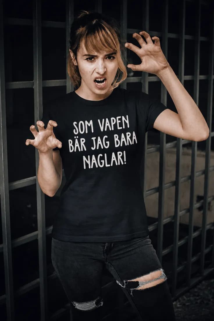 Rolig t-shirt Naglar som vapen – SOM VAPEN BÄR JAG