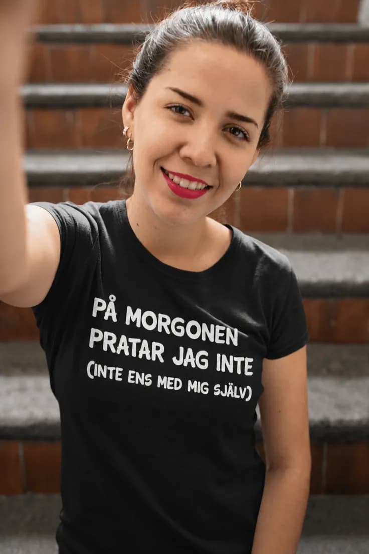 Rolig t-shirt Pratar inte på morgonen – PÅ MORGONEN