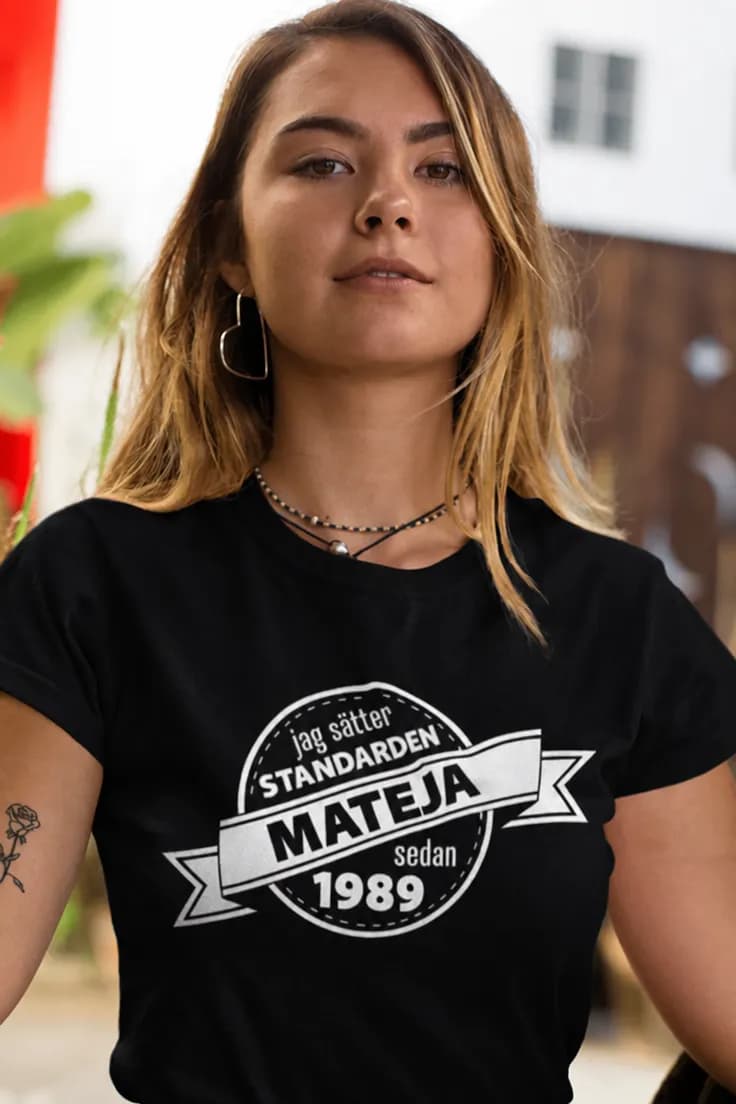 Rolig t-shirt Sätter standarden med namn