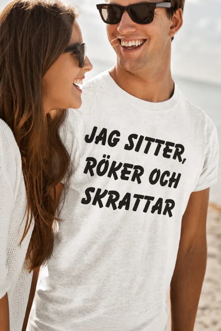 Rolig t-shirt Sitter röker och skrattar