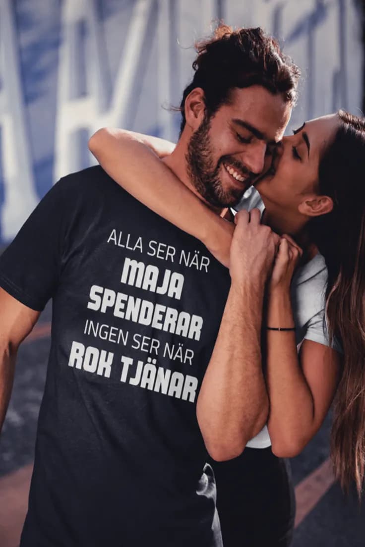 Rolig t-shirt Spenderar och tjänar med namn