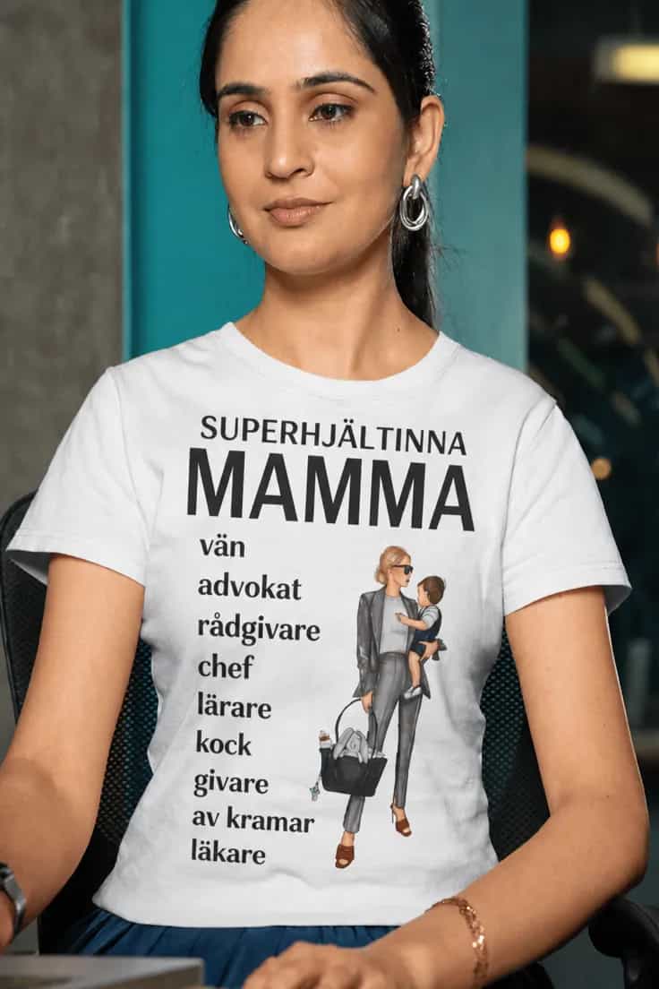 Rolig t-shirt Superhjältinna mamma – SUPERHJÄLTINNA