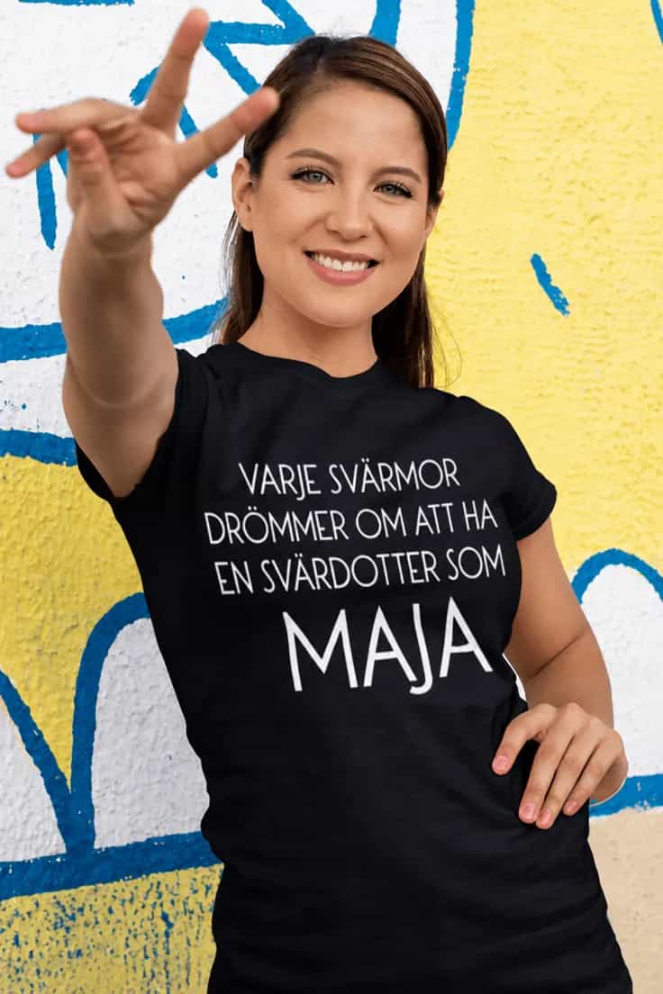 Rolig t-shirt Svärmor drömmer med namn