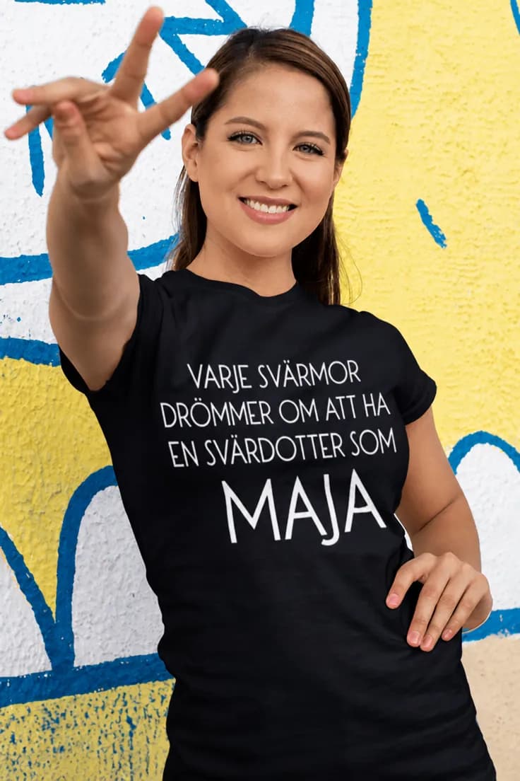 Rolig t-shirt Svärmor drömmer med namn