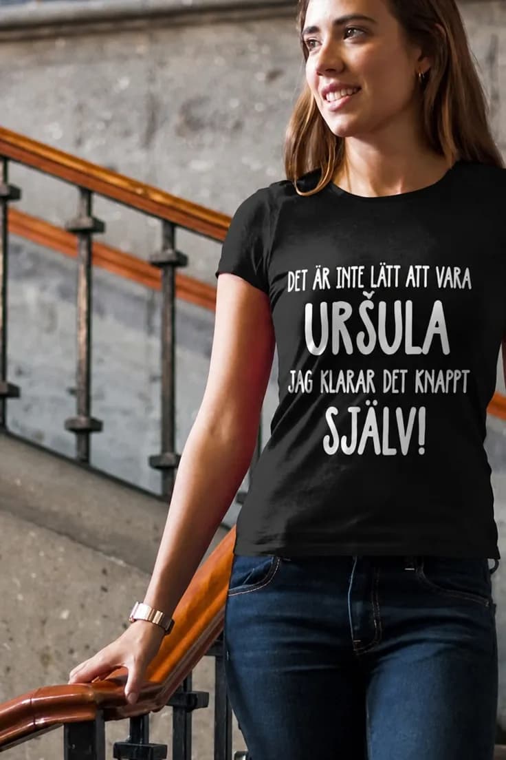 Rolig t-shirt Svårt att vara med namn – DET ÄR INTE