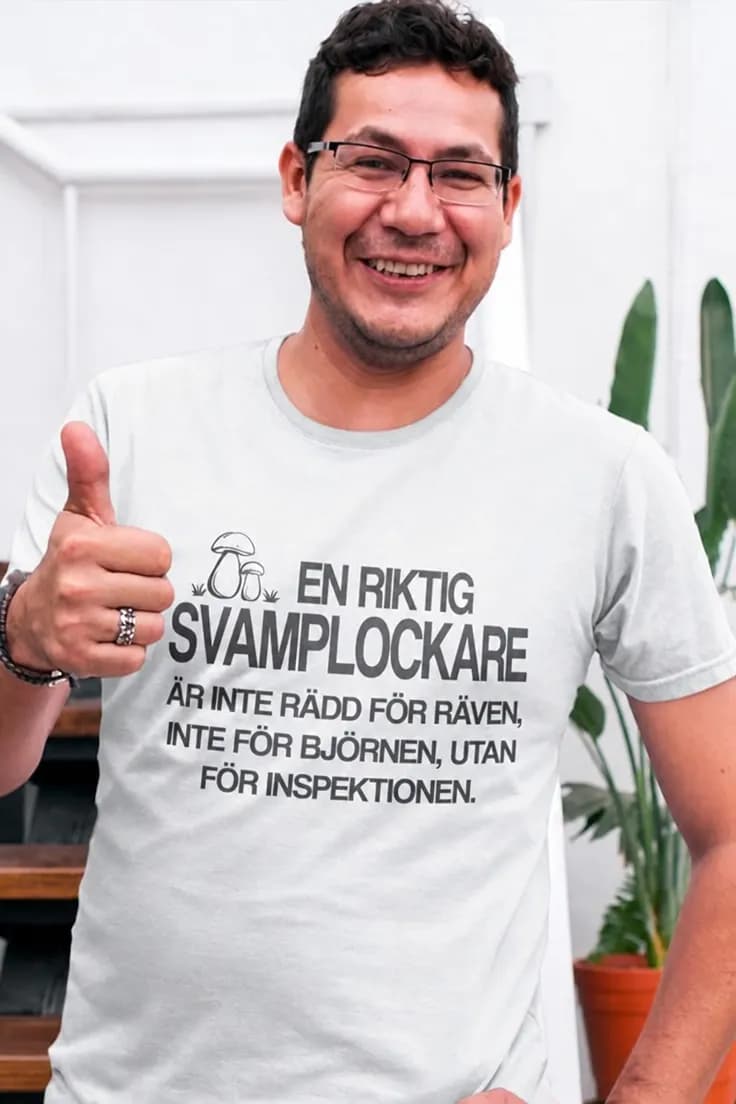 Rolig t-shirt Svampplockarens rädsla – EN RIKTIG