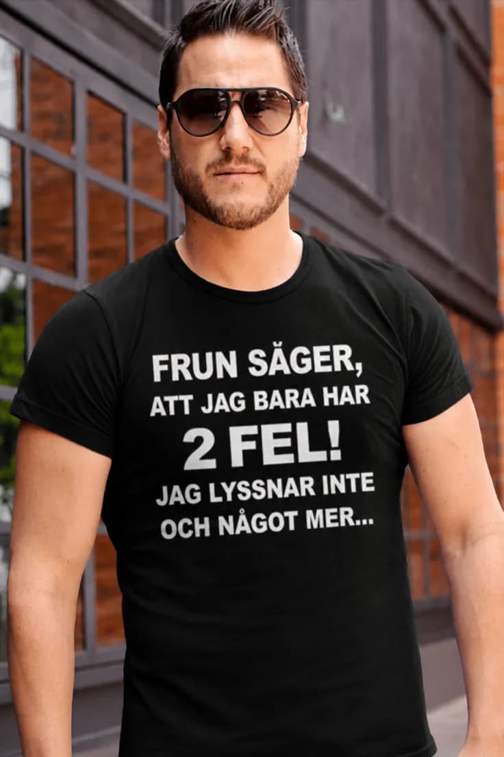 Rolig t-shirt Två fel – FRUN SÄGER, ATT JAG BARA HAR