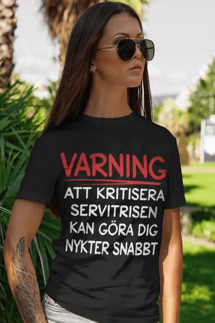 Rolig t-shirt Varning för servitrisen | VARNING