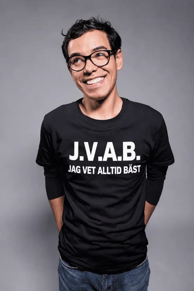 Rolig t-shirt Vet alltid bäst – J.V.A.B.