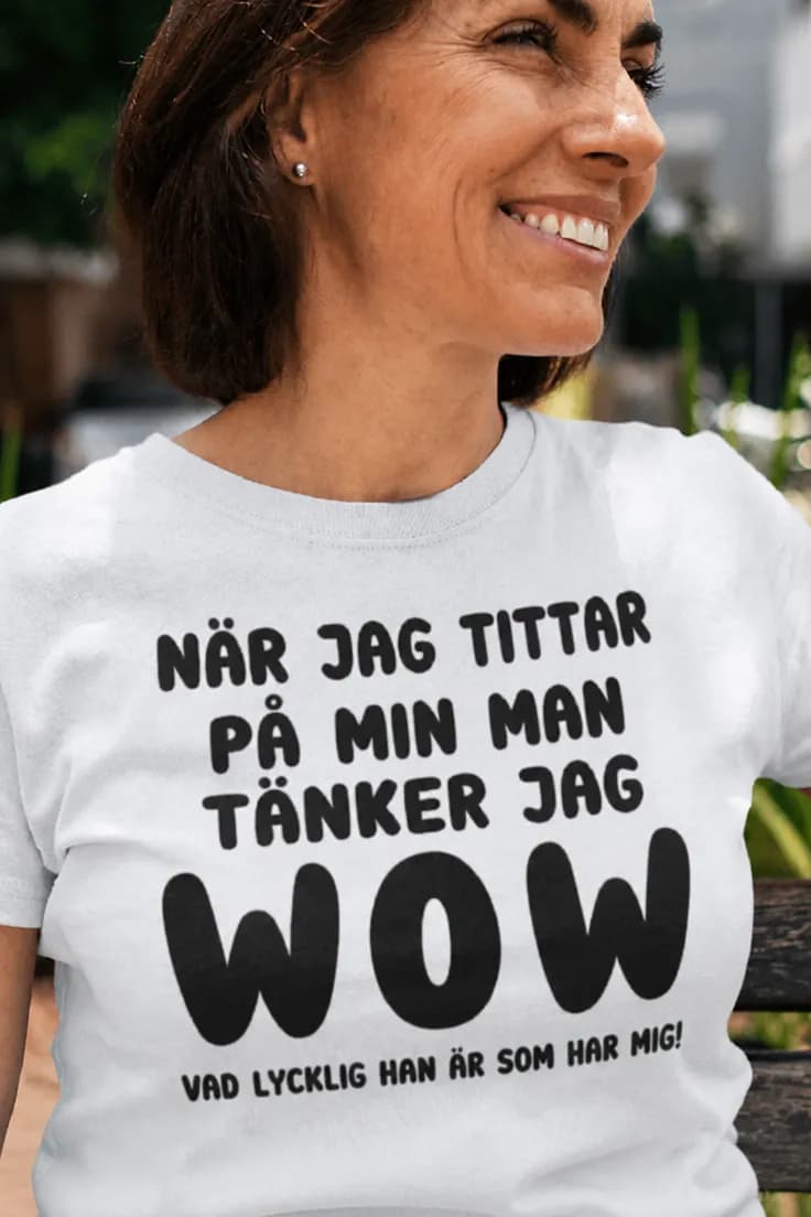Rolig t-shirt Wow vilken lycklig man – WOW